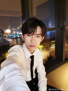 易烊千玺最新微博照片,时尚魅力尽显