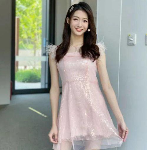 美女主播裙子脱离,美女主播裙子意外脱离，网友热议